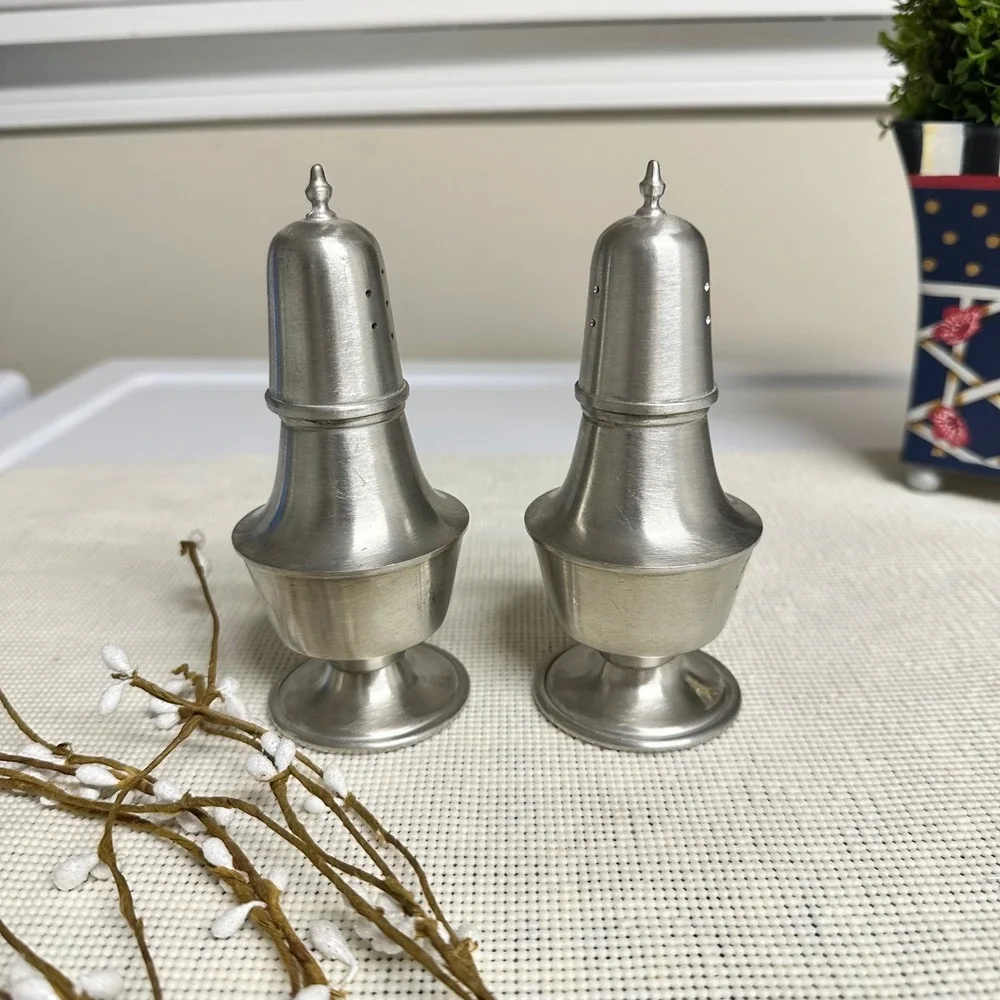 WOODBURY PEWTERERS Footed Salt and‎ Pepper Shakers Vintage Classic